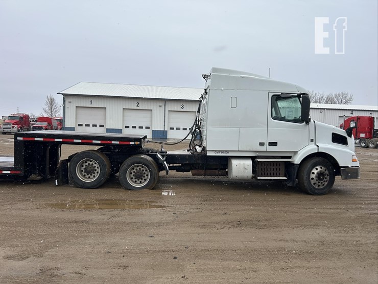 2015-volvo-vnm62t630-image-3