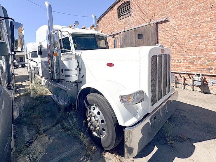 2023-peterbilt-389-image-2