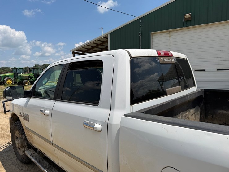 2015-dodge-2500-image-21