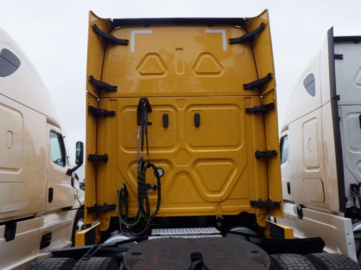 2022-freightliner-cascadia-126-image-12