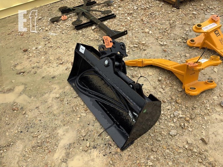 future-32"-hyd-tilting-excavator-bucket-image-2