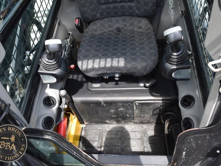 2019-new-holland-c232-image-39
