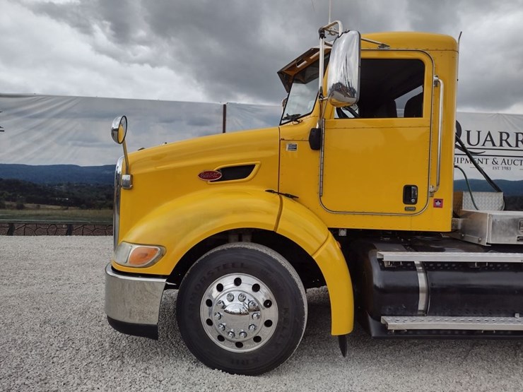 peterbilt-384-image-27