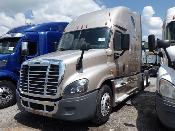 2017-freightliner-cascadia-125-image-1