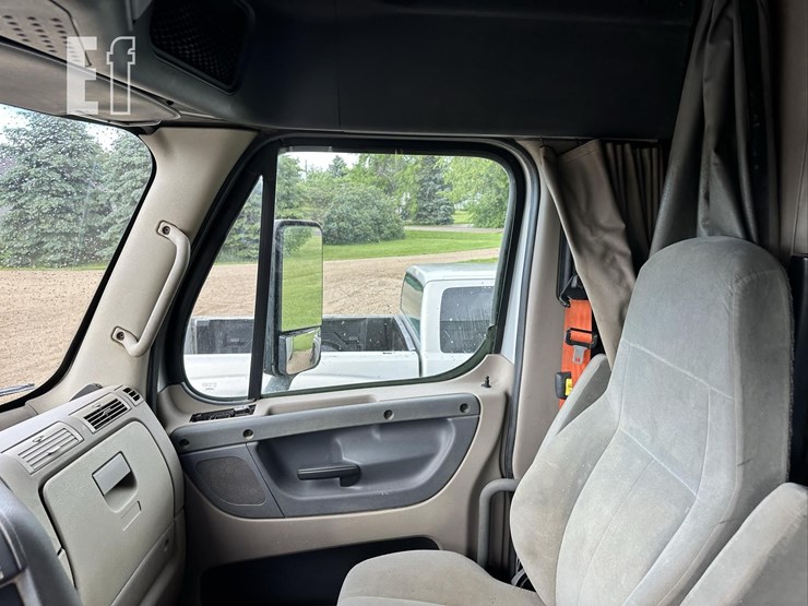 2014-freightliner-cascadia-125-image-31
