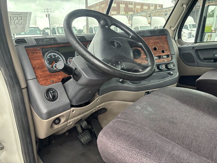 2016-freightliner-cascadia-125-evolution-image-9