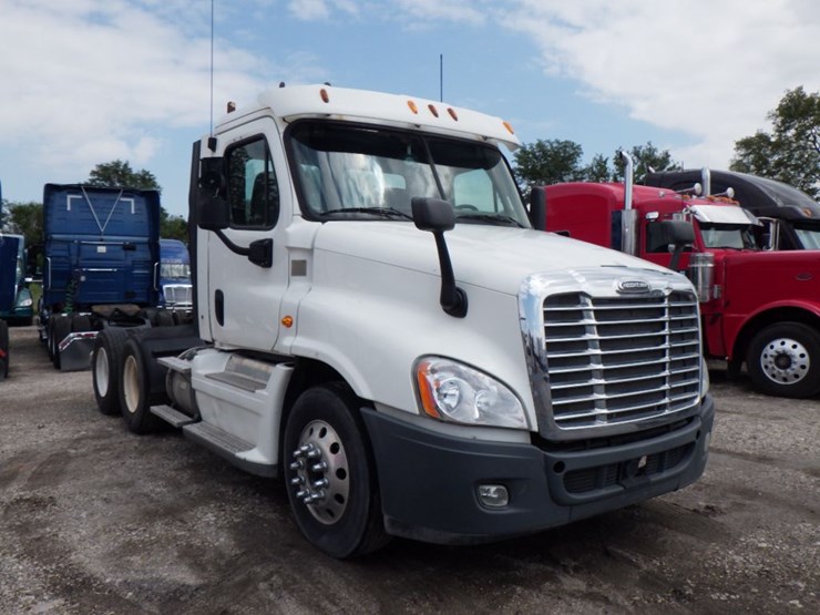 2013-freightliner-cascadia-125-image-3