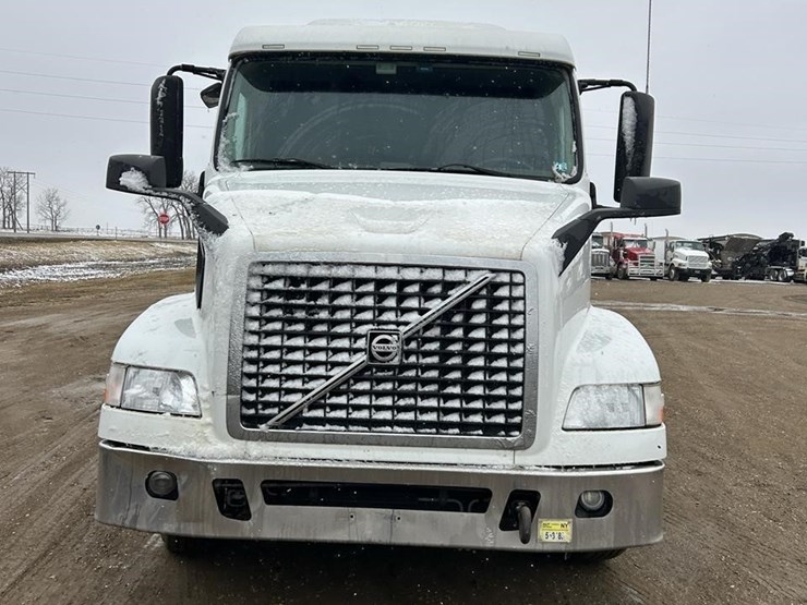 2015-volvo-vnm62t630-image-2