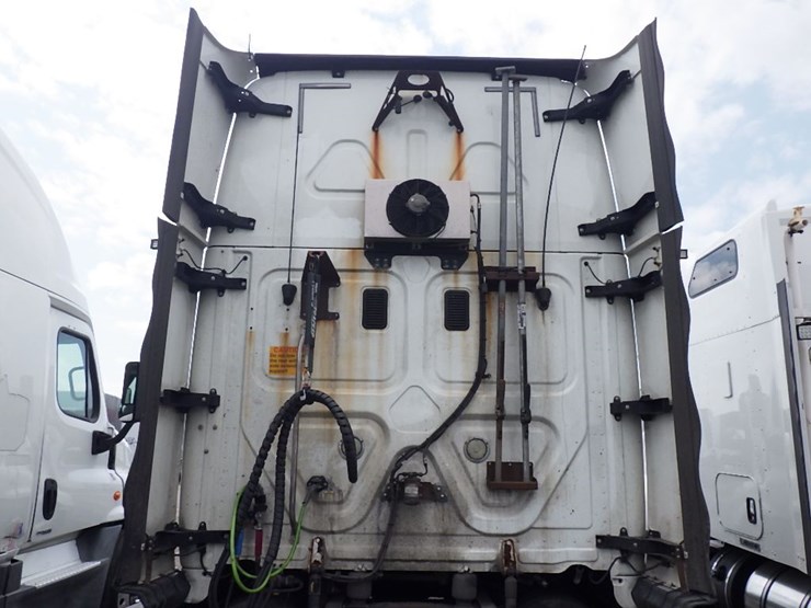 2016-freightliner-cascadia-125-image-16