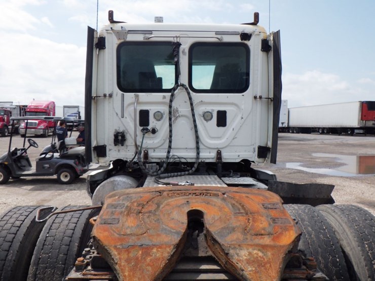 2013-freightliner-cascadia-125-image-12