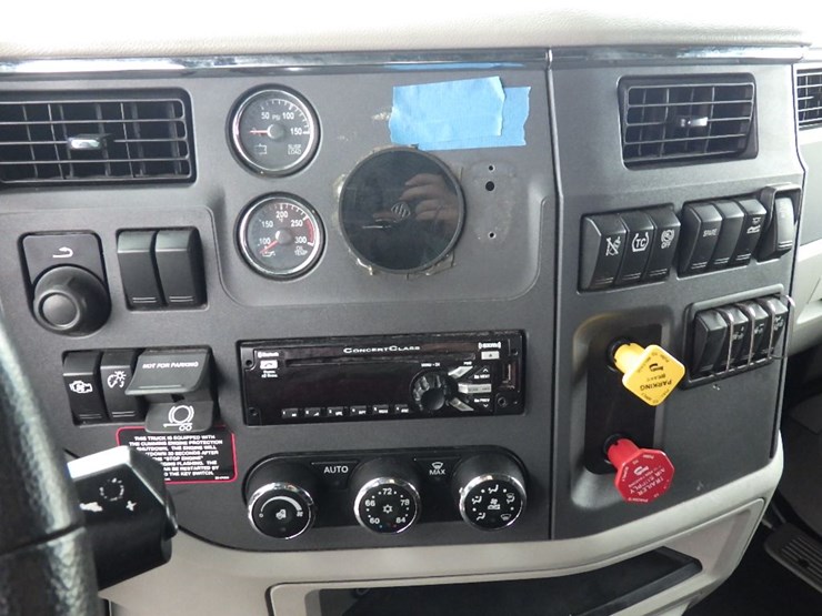 2021-peterbilt-579-image-23