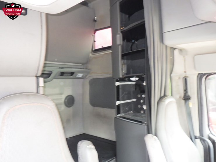 2019-volvo-vnl860-image-7
