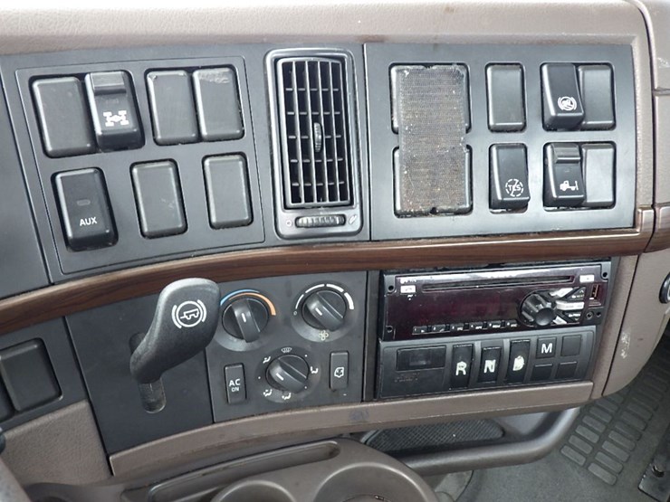 2017-volvo-vnl300-image-19