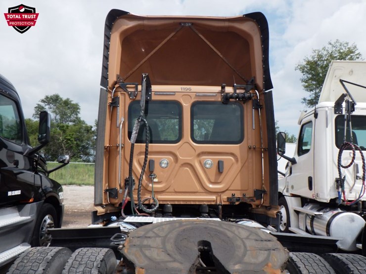 2020-freightliner-cascadia-126-image-11