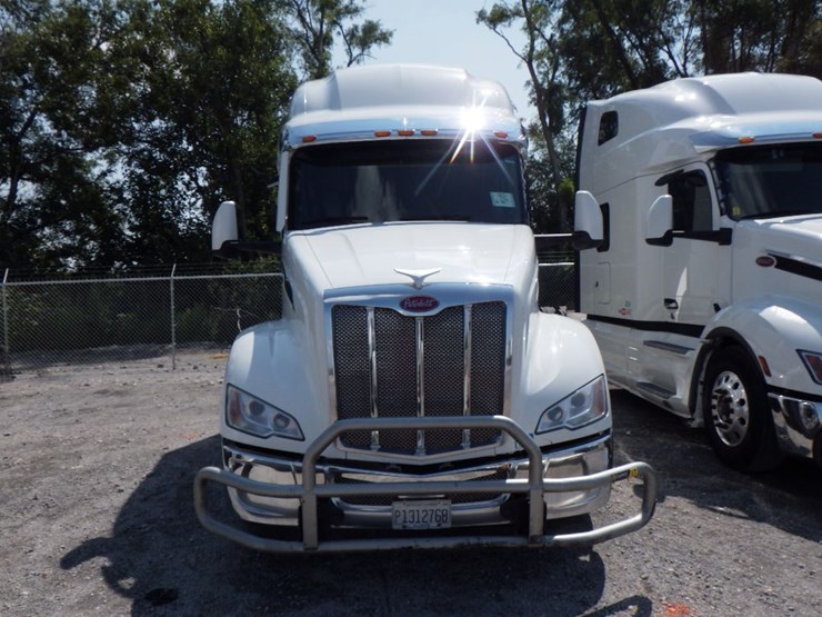 2022-peterbilt-579-image-2