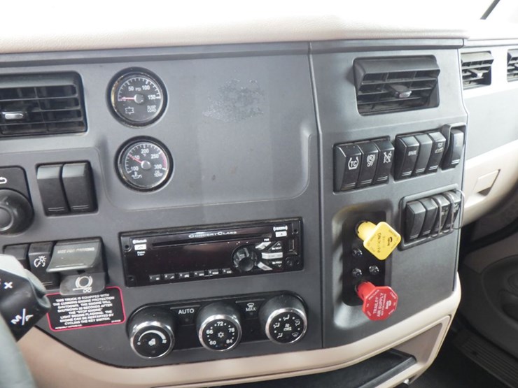 2019-peterbilt-579-image-24