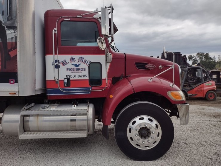 peterbilt-335-image-23