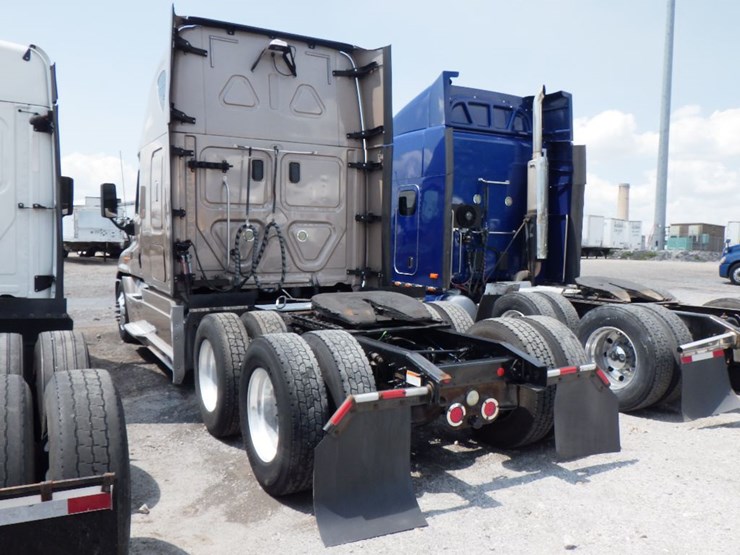 2017-freightliner-cascadia-125-image-16