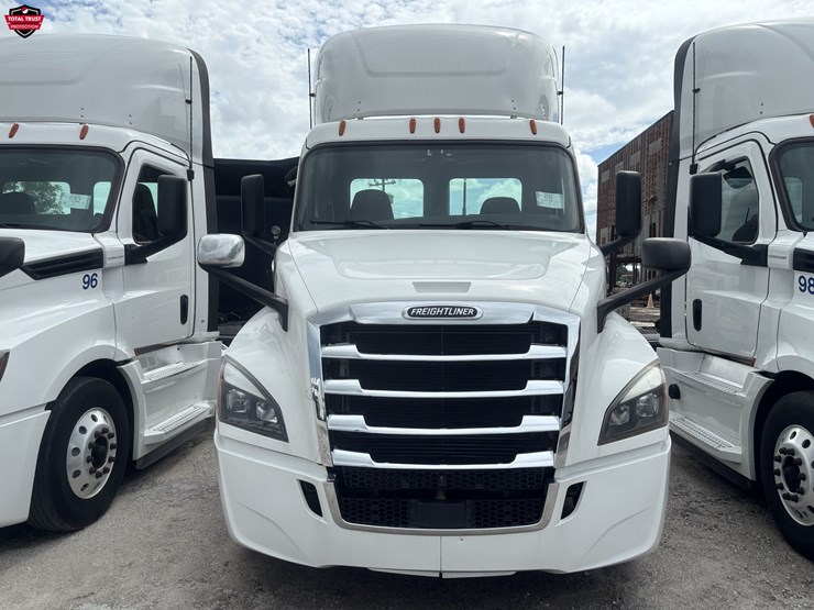 2020-freightliner-cascadia-126-image-2
