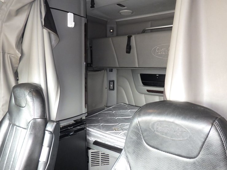 2017-peterbilt-579-image-23