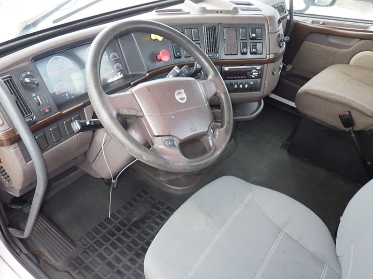 2017-volvo-vnl300-image-17
