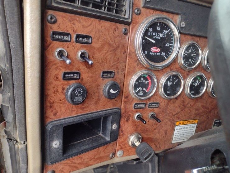 peterbilt-335-image-10