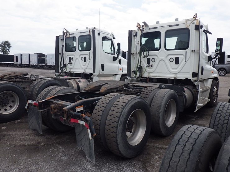 2017-freightliner-cascadia-125-image-10