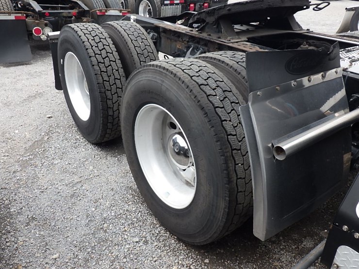 2019-peterbilt-579-image-8