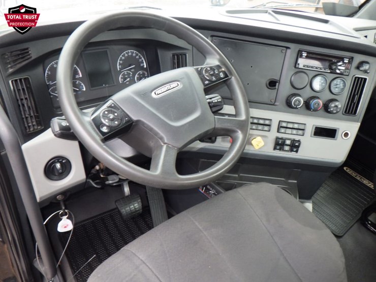 2020-freightliner-cascadia-126-image-17