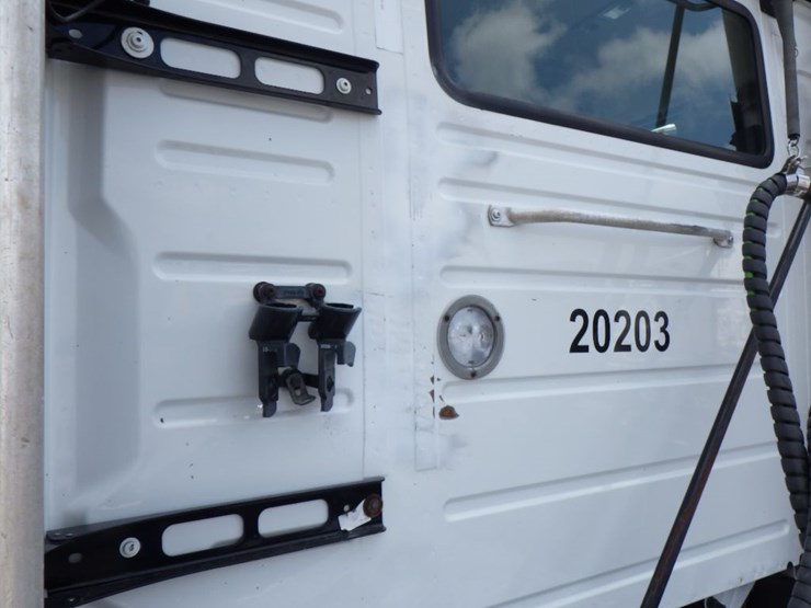 2020-volvo-vnr300-image-19