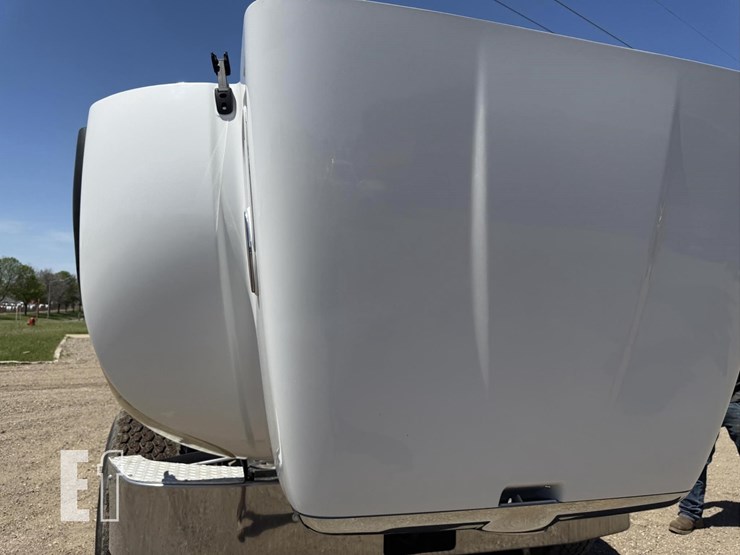 2005-peterbilt-335-image-31