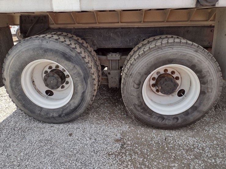 peterbilt-357-image-30