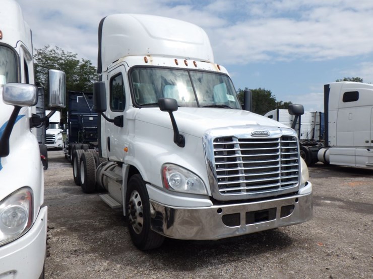 2015-freightliner-cascadia-125-image-3