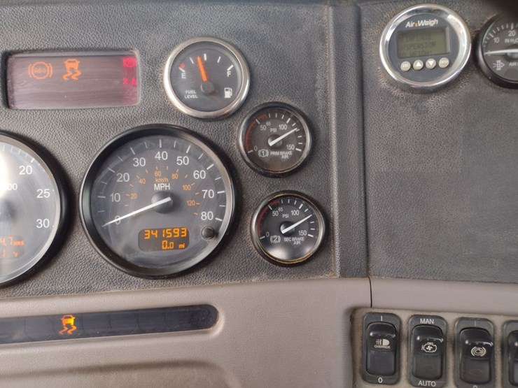 peterbilt-384-image-13