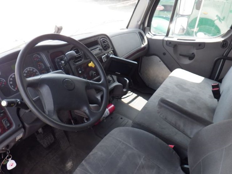 2018-freightliner-m2-106-image-23