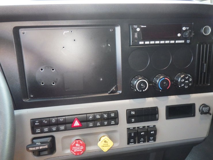 2022-freightliner-cascadia-126-image-22