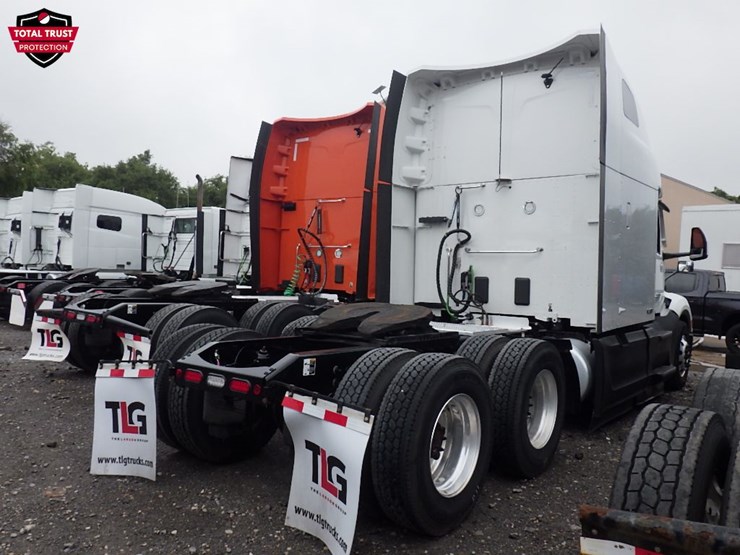 2023-peterbilt-579-image-10