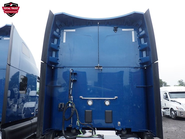 2023-peterbilt-579-image-13