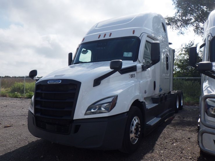 2021-freightliner-cascadia-126-image-1