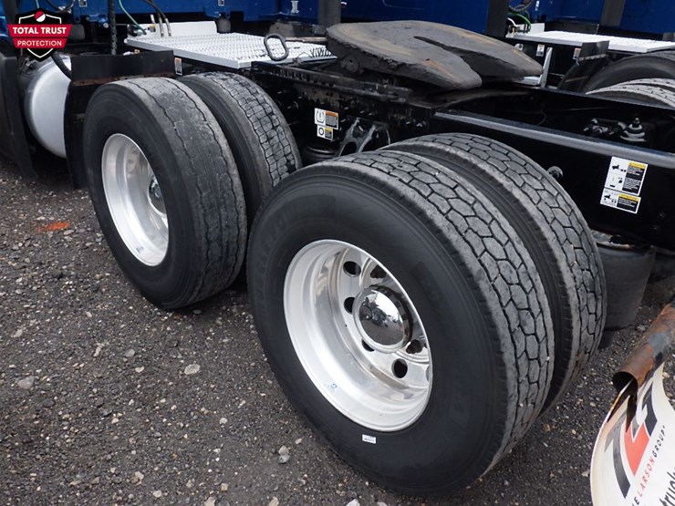2023-peterbilt-579-image-15