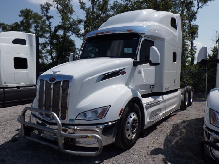 2022-peterbilt-579-image-1