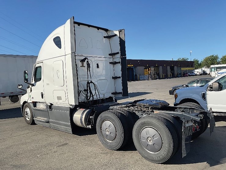 2023-freightliner-cascadia-126-image-2