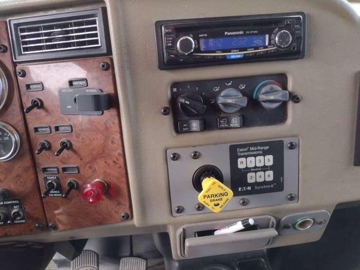 peterbilt-335-image-12