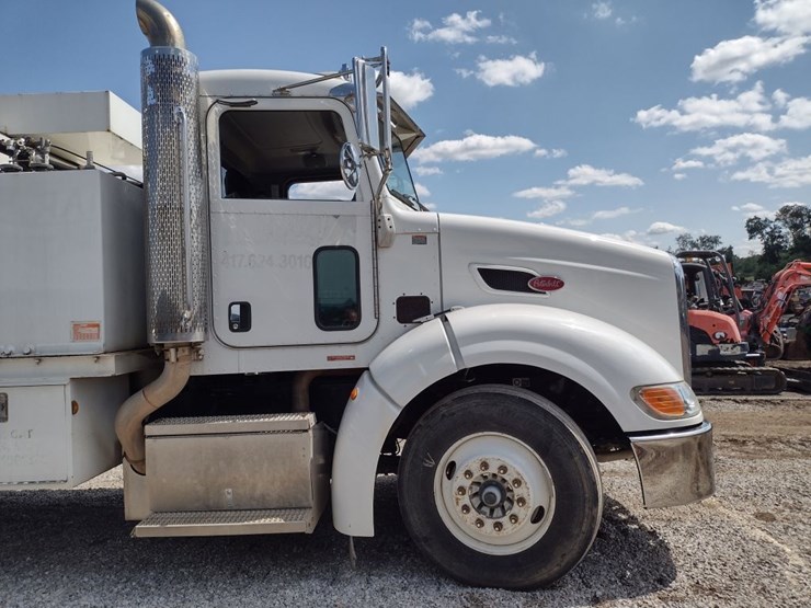 2008-peterbilt-384-image-28