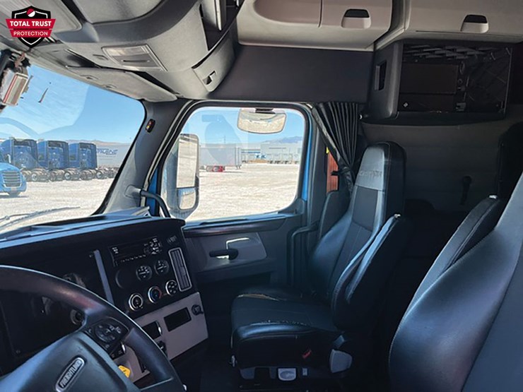 2020-freightliner-cascadia-126-image-3