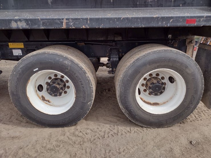 peterbilt-348-image-16