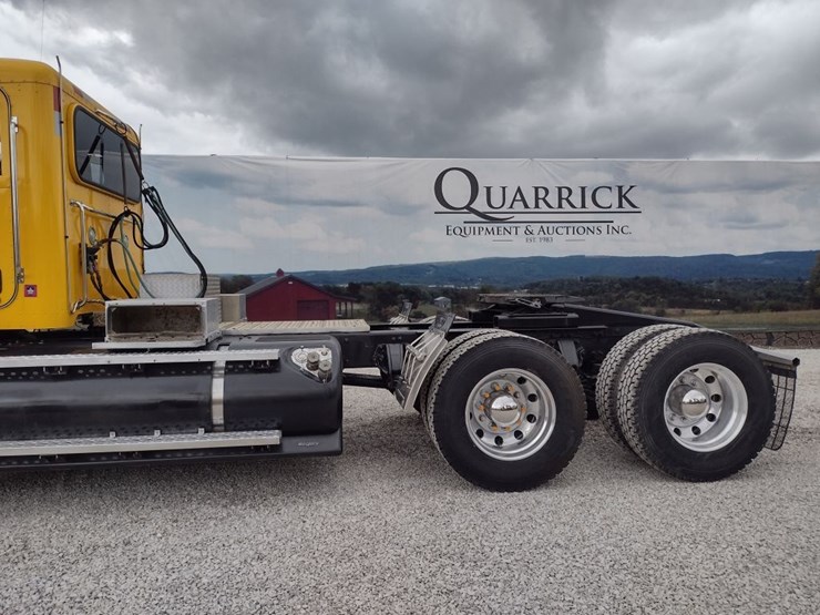 peterbilt-384-image-21