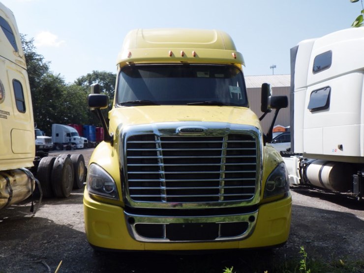 2014-freightliner-cascadia-125-image-2