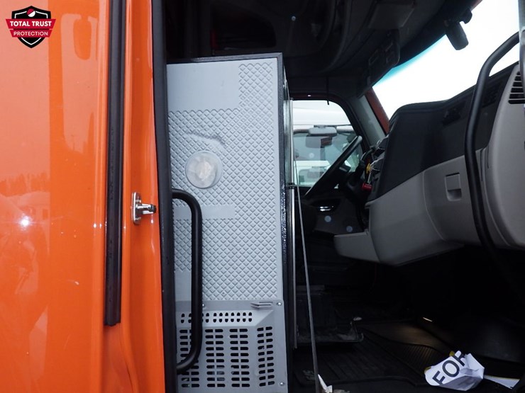 2023-peterbilt-579-image-4