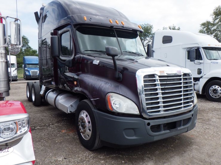 2011-freightliner-cascadia-125-image-4